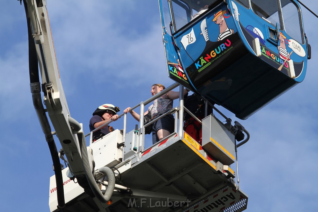 Koelner Seilbahn Gondel blieb haengen Koeln Linksrheinisch P585.JPG